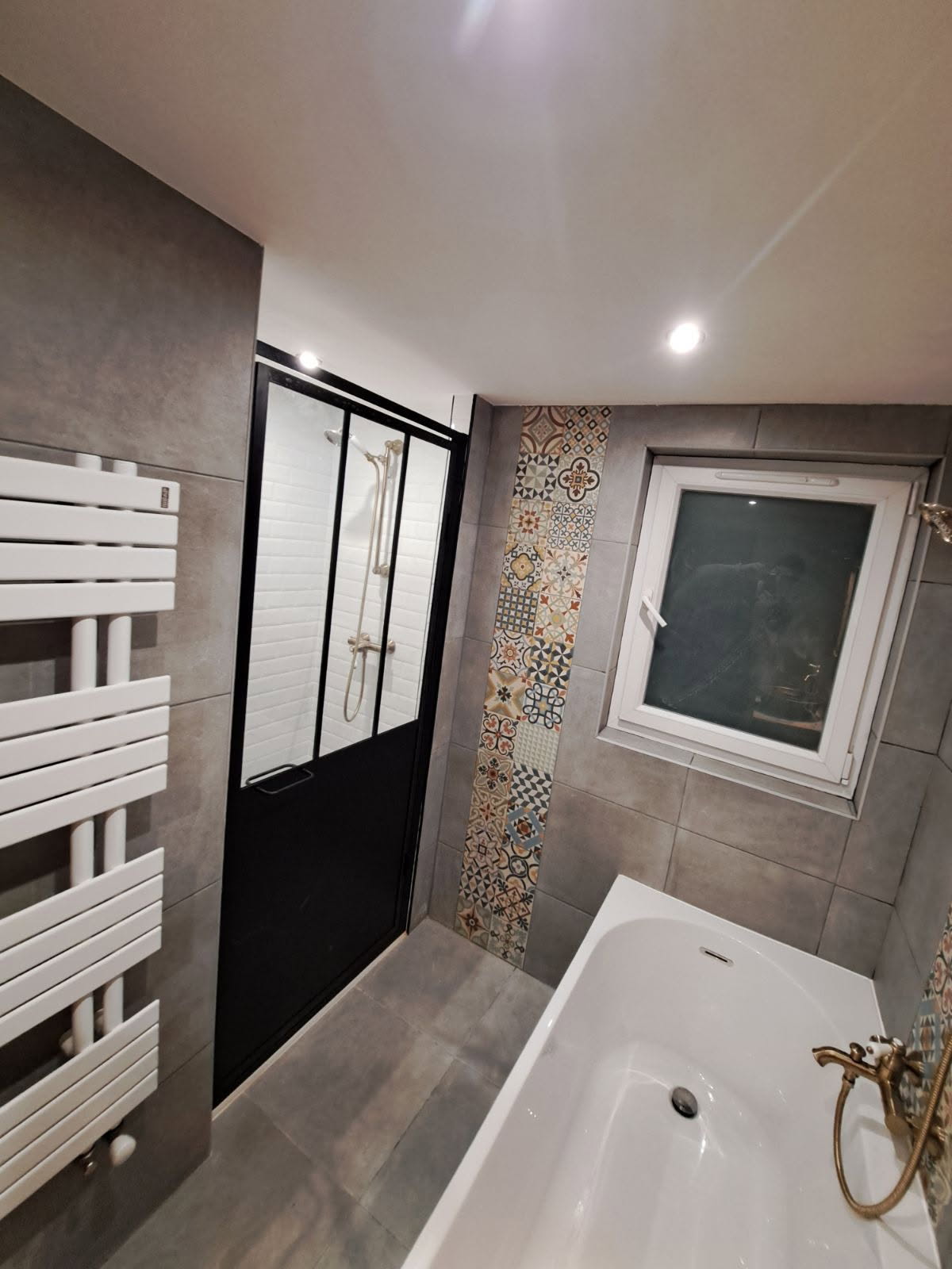 Salle de bain rénovée avec douche à l'italienne et carreaux de ciment